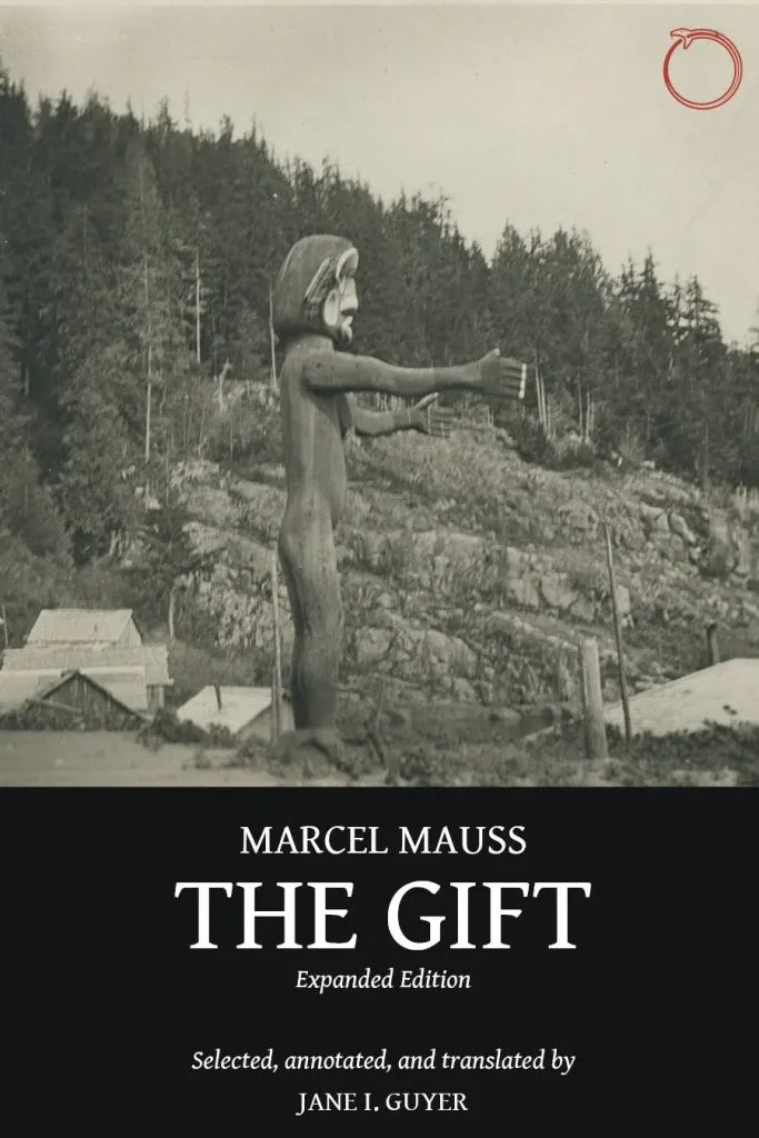 《The Gift》(莫斯《礼物》扩展版)书影,黑白照片中一尊双臂前伸的图腾木雕立于山坡树林前,封面标注作者Marcel Mauss与译注者Jane I. Guyer。