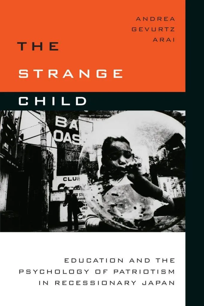 黑白照片：一名孩子在街头吹出一个大泡泡，上方橙底印书名《The Strange Child》与作者 Andrea Gevurtz Arai。
