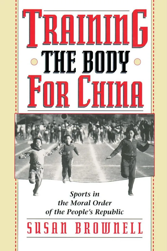 书封面为黑白照片,几名孩童在跑道上奔跑,书名《Training the Body for China: Sports in the Moral Order of the People's Republic》以红黑大字印于上方。