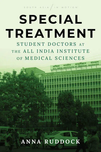 《特殊治疗》封面,绿色调照片是全印度医学科学研究所的大楼外观,楼前有行人与车辆,书名与作者安娜·拉多克印在上方。