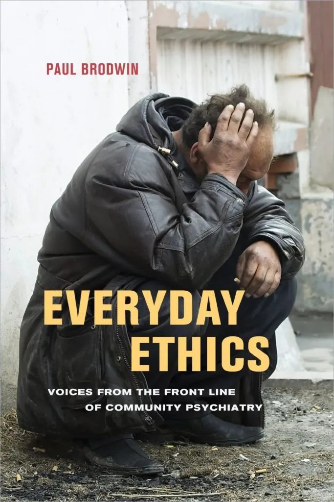 书影，《Everyday Ethics: Voices from the Front Line of Community Psychiatry》书封，作者Paul Brodwin，封面照片中一名穿黑色厚外套的男子蹲坐在墙边，双手捂脸，手指夹着一支烟。