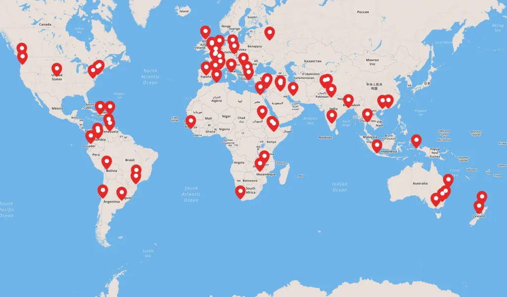 世界地图上以密集的红色标记分布于欧洲、中东、南亚、东南亚、拉丁美洲及北美等地区,标示2019年全球各地爆发抗争运动的地点。
