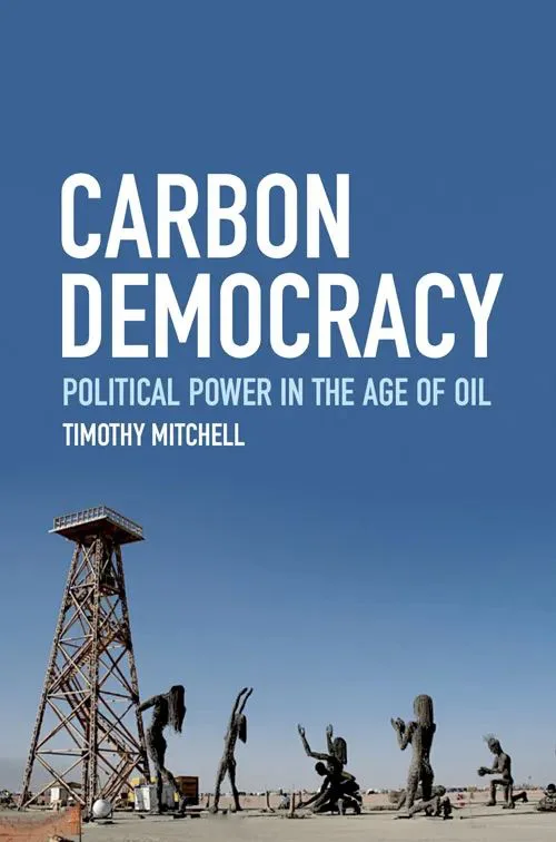 蓝天背景封面，上方印书名《Carbon Democracy: Political Power in the Age of Oil》及作者 Timothy Mitchell，下方是一座老式石油钻塔和几尊挥动手臂的人形金属雕塑。