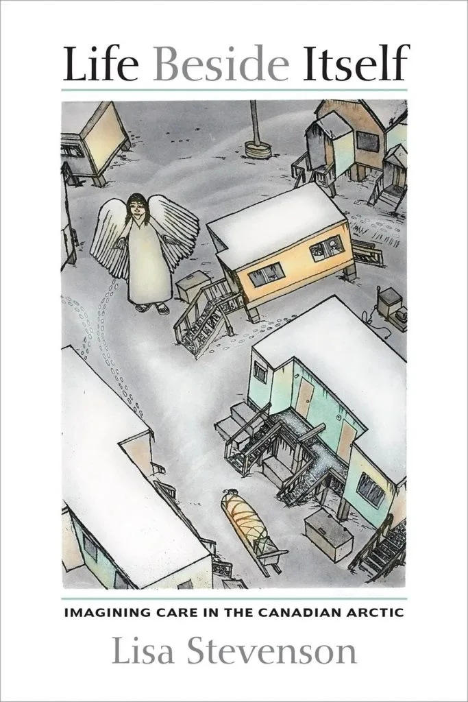 书影，《Life Beside Itself: Imagining Care in the Canadian Arctic》书封，作者Lisa Stevenson，插画呈现因纽特雪地聚落中的木屋群，一个带翅膀的天使形象立于雪地脚印之间。
