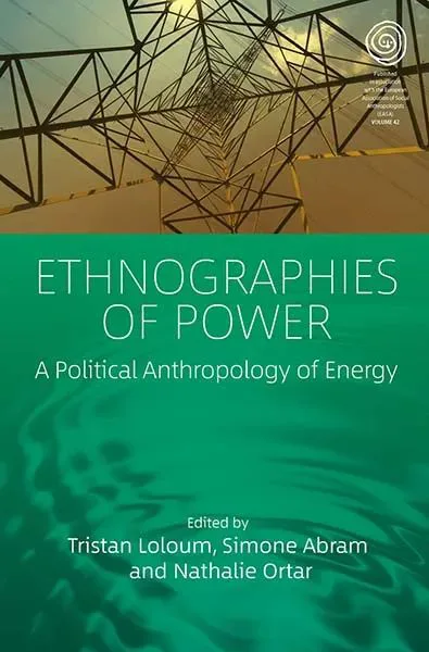 封面上半是仰拍的高压输电铁塔剪影，下半为绿色色块，印书名《Ethnographies of Power: A Political Anthropology of Energy》及编者 Tristan Loloum、Simone Abram、Nathalie Ortar。