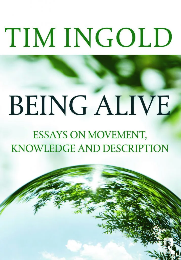 书封以作者姓名Tim Ingold与书名Being Alive: Essays on Movement, Knowledge and Description为主，背景是透过绿叶与一个球形镜面反射出的树影天空图案。