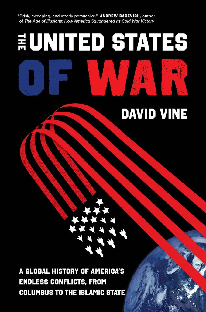 《战争的美国:从哥伦布到伊斯兰国,美洲无尽冲突的全球史》(The United States of War)封面,作者大卫·维恩(David Vine),黑底上以红色线条描绘导弹划过地球飞向星形靶心的图案。
