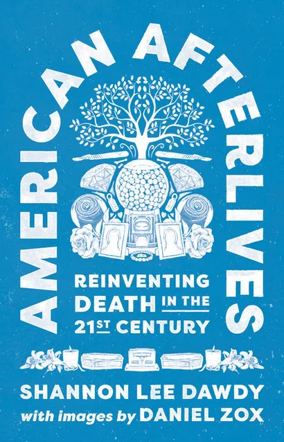 《美式往生:在二十一世纪重新构建死亡》(American Afterlives)封面,作者香农·李·道迪(Shannon Lee Dawdy),蓝底白线画,画中一棵枝叶繁茂的树立于骨灰罐上,周围环绕相框、玫瑰与蜡烛等丧葬意象。