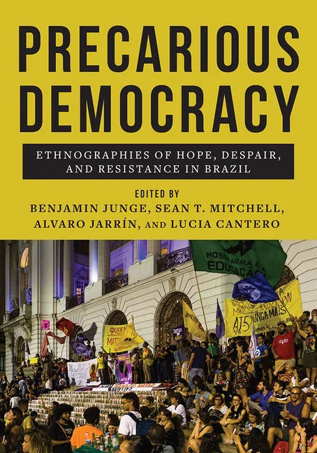《脆弱民主:巴西关于希望、绝望和反抗的民族志》(Precarious Democracy)封面,编者本杰明·荣格等四人,下方照片为夜间在建筑前聚集、举着标语旗帜的示威人群。