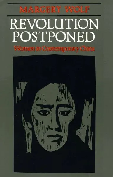 《Revolution Postponed: Women in Contemporary China》封面,作者Margery Wolf,深绿色底上是一幅木刻风格的女性面部肖像。