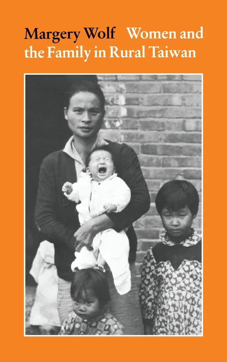 《Women and the Family in Rural Taiwan》封面,作者Margery Wolf,橙色底上嵌黑白照片:一位母亲怀抱哭泣的婴儿,身旁站着两个孩子,背景是砖墙。