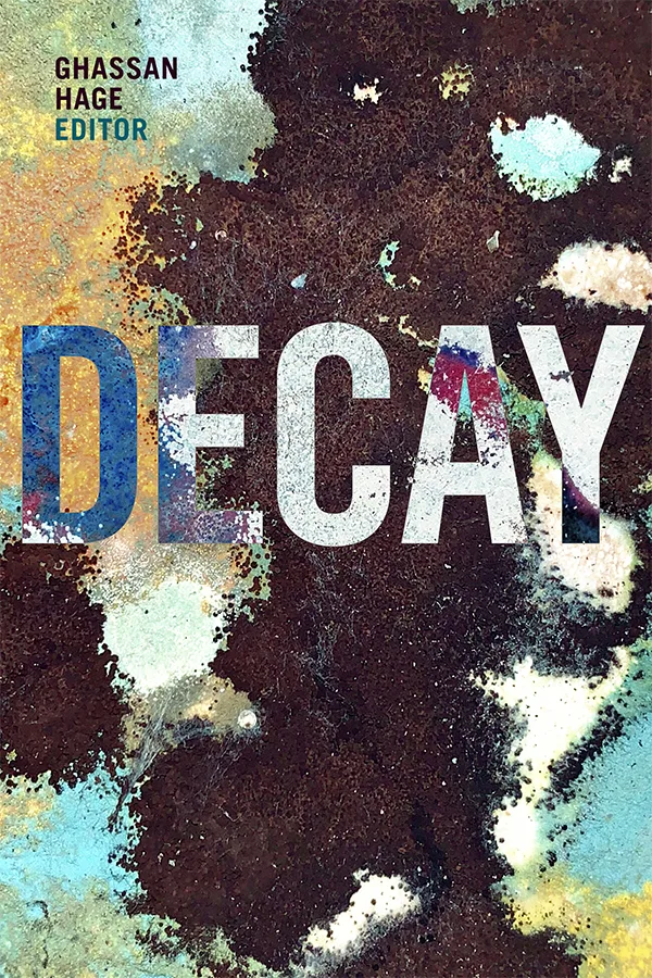 《衰败》（Decay）封面，主编加桑·哈格（Ghassan Hage）。封面以斑驳锈蚀的金属纹理为背景，锈红、青绿、蓝色色块交织，白色大写书名压在画面中央。