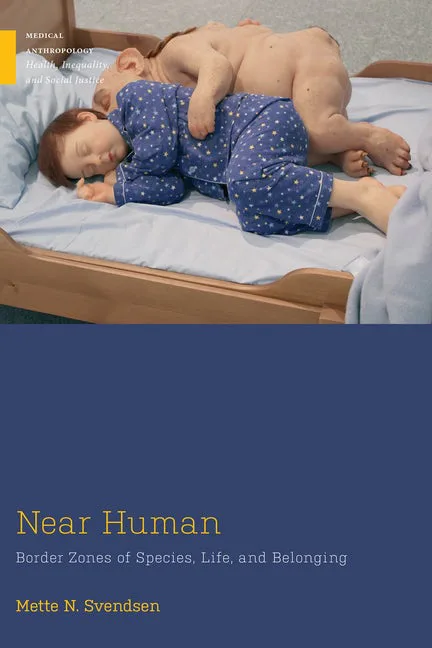 《近乎为人》（Near Human: Border Zones of Species, Life, and Belonging）封面，作者马特·斯文森（Mette N. Svendsen）。上半部分照片中，一个穿蓝色星星图案睡衣的婴儿侧卧在木婴儿床上，身后一只粉色、体态似人的动物（似幼猪）搂着婴儿的手臂；下半部分为深蓝色底配书名文字。