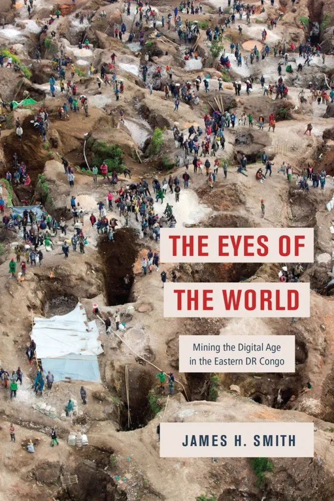 《世界之眼》（The Eyes of the World: Mining the Digital Age in the Eastern DR Congo）封面，作者詹姆斯·史密斯（James H. Smith）。俯瞰照片，大片裸露的矿区土地上布满坑洞，众多矿工分散在其间劳作。