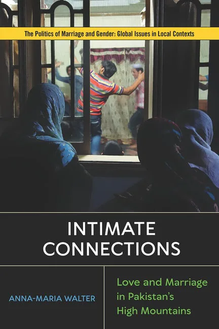 《亲密联系》（Intimate Connections: Love and Marriage in Pakistan's High Mountains）封面，作者安娜-玛丽亚·沃尔特（Anna-Maria Walter）。照片中几位戴头巾的女性从窗内向外张望，窗外一名男子正跳舞，身后有人围观。