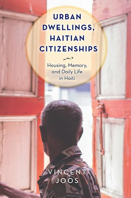 《城市住宅与公民身份》（Urban Dwellings, Haitian Citizenships: Housing, Memory, and Daily Life in Haiti）封面，作者文森特·胡斯（Vincent Joos）。照片中一名男子背对镜头站在一扇红白斑驳的老旧木门前。