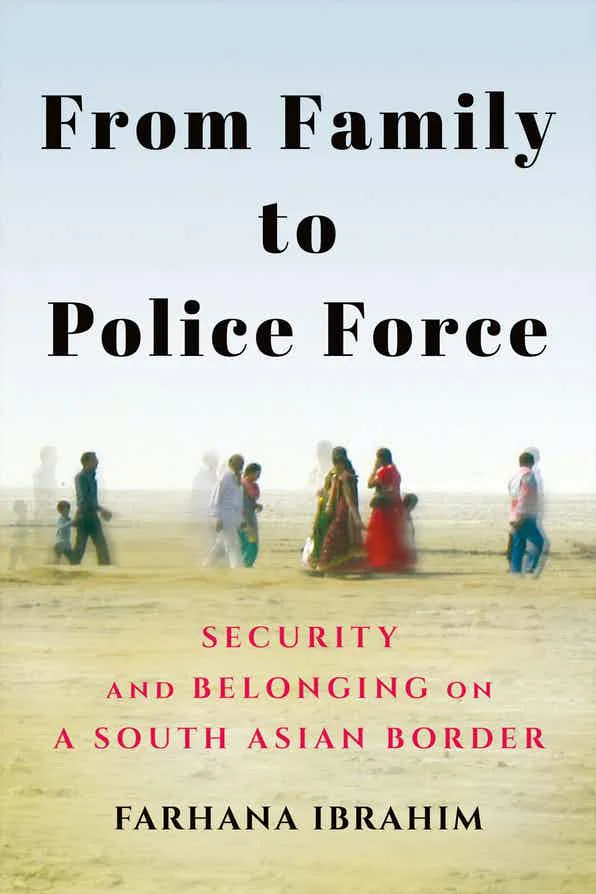 《从家庭到警察》（From Family to Police Force: Security and Belonging on a South Asian Border）封面，作者法哈娜·易卜拉欣（Farhana Ibrahim）。照片经模糊处理，几位穿传统服饰的南亚妇女儿童在开阔沙地上行走，天空苍茫。