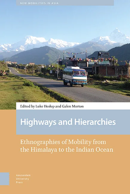 《公路与等级》（Highways and Hierarchies: Ethnographies of Mobility from the Himalaya to the Indian Ocean）封面，编者卢克·海斯洛普（Luke Heslop）与伽林·莫顿（Galen Murton）。上半部分照片为喜马拉雅雪山下的乡村公路，一辆巴士行驶其间，路边挂着经幡。