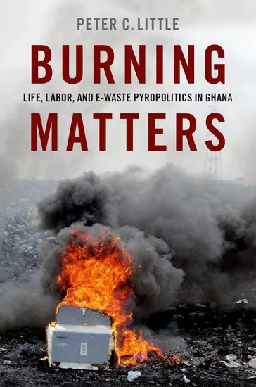 《燃烧之物》（Burning Matters: Life, Labor, and E-Waste Pyropolitics in Ghana）封面，作者皮特·利特（Peter C. Little）。照片中一台废旧电器设备在露天燃烧，浓黑烟雾滚滚升起。