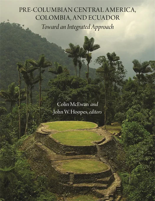 《前哥伦布时代的中美洲、哥伦比亚和厄瓜多尔》（Pre-Columbian Central America, Colombia, and Ecuador: Toward an Integrated Approach）封面，编者科林·麦克伊文（Colin McEwan）与约翰·胡普斯（John W. Hoopes）。照片中丛林环绕的阶梯状石砌考古遗址平台，四周棕榈树与山峦。