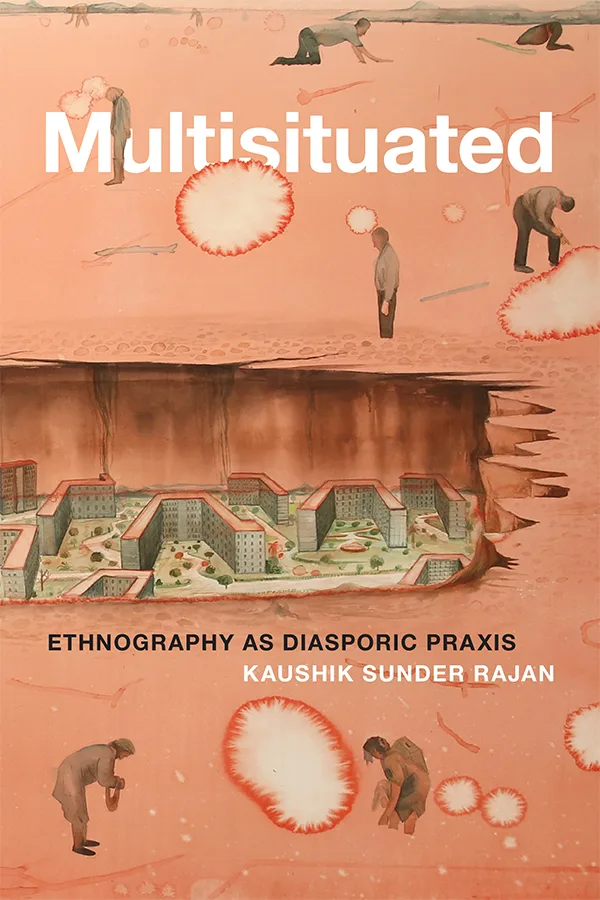 《多点境遇》（Multisituated: Ethnography as Diasporic Praxis）封面，作者考希克·桑德-拉詹（Kaushik Sunder Rajan）。粉橘色底的超现实插画，地面剖面下方是一整片被掩埋的居民楼建筑群，地面上散布着弯腰劳作的人物与红边白色爆裂状云团图案。