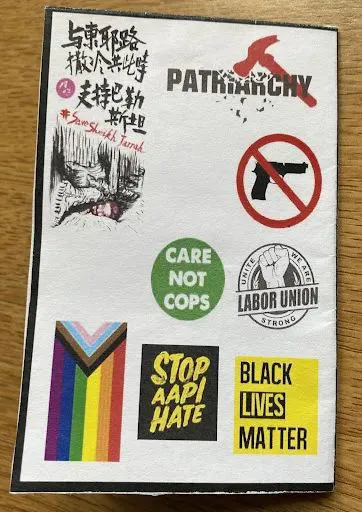 贴纸还包括画着锤子砸向“PATRIARCHY”字样的图案,以及声援东耶路撒冷谢赫杰拉社区(Sheikh Jarrah)的图案。