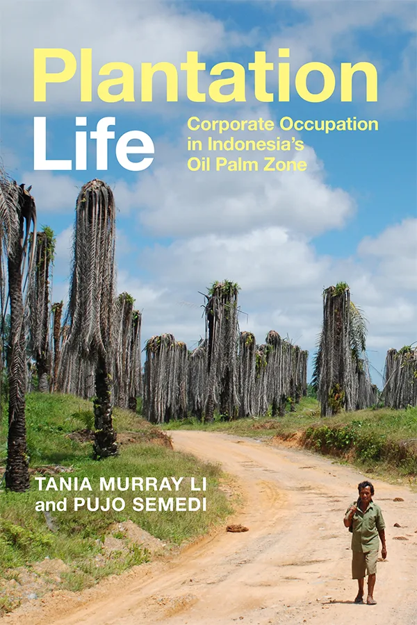 《种植园生活》（Plantation Life: Corporate Occupation in Indonesia's Oil Palm Zone）封面，作者塔尼亚·默里·李（Tania Murray Li）与普诺·塞梅蒂（Pujo Semedi）。照片中一条土路两侧是老化枯萎的油棕树林，一人独自沿路行走。