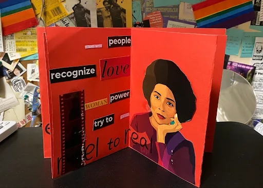 打开的红色zine,左页拼贴着“people”“recognize”“love”“WOMAN power”“try to”等剪报词语和一条黑色胶片,右页是bell hooks的彩色插画肖像,她留着爆炸头、穿紫色上衣、托腮微笑。