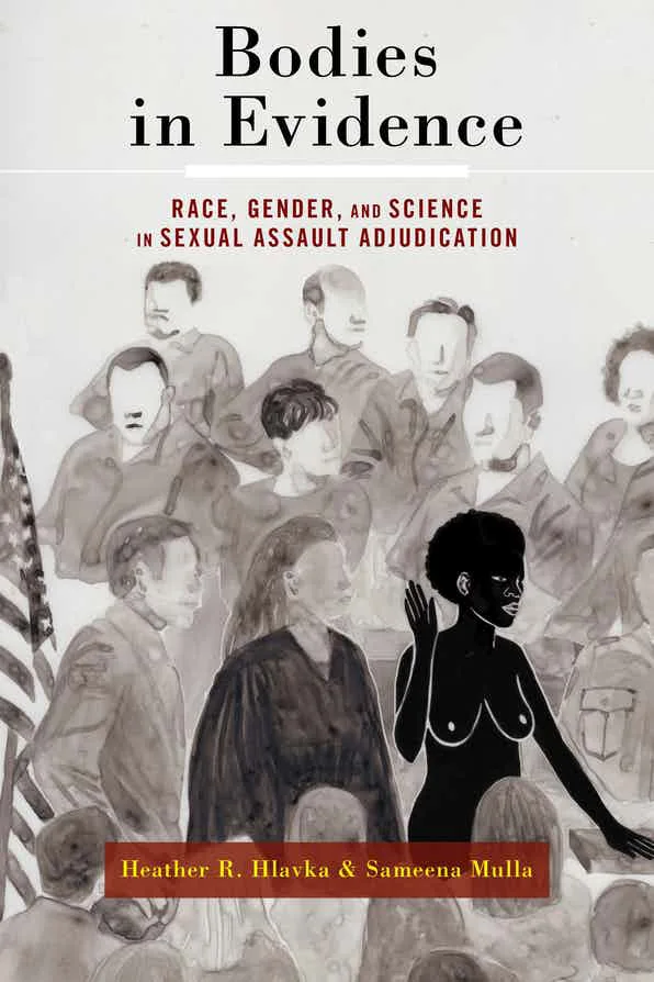 《此身为证》（Bodies in Evidence: Race, Gender, and Science in Sexual Assault Adjudication）封面，作者海瑟·赫拉夫卡（Heather R. Hlavka）与萨米娜·穆拉（Sameena Mulla）。水彩风格插画描绘法庭场景，多位灰色调人物围站，前景中央一位全黑剪影的裸体女性举手作证，画面左侧有一面美国国旗。