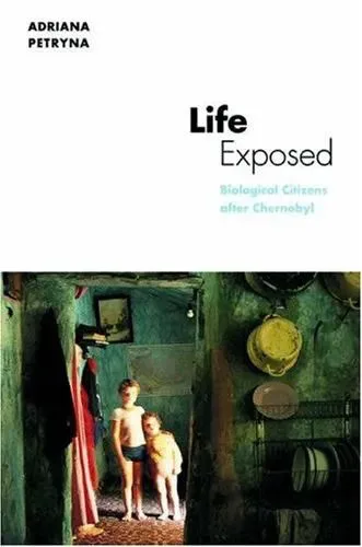 《曝露的生命：后切尔诺贝利的生物公民》封面，下方照片是两名儿童站在堆满锅具杂物的破旧房间里，书名与作者阿德里亚娜·佩特里娜姓名印在白色底色上。