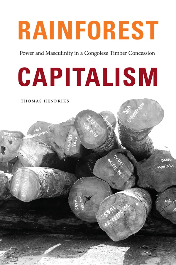 《雨林资本主义》(Rainforest Capitalism)书影,作者托马斯·亨德里克斯。黑白照片,画面是一堆截面标有编号和字迹的原木。