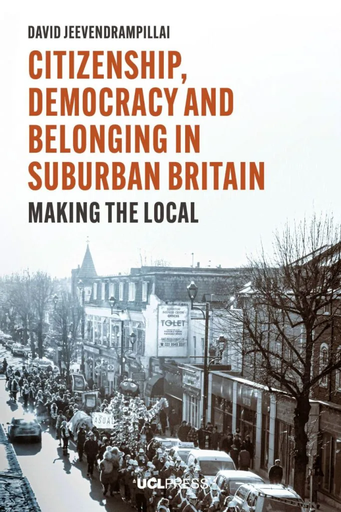 《制造地方:英国郊区的公民身份、民主和归属》书影,作者大卫·吉文德拉皮莱。黑白老照片,一条英国郊区街道上有队伍举旗游行,两侧是店铺和停靠的汽车。