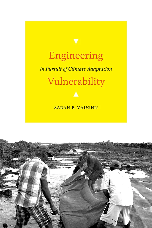 书封《Engineering Vulnerability: In Pursuit of Climate Adaptation》（脆弱性工程），作者萨拉·沃恩，上方黄色书名框，下方黑白照片是几名男子在泥泞水渠边搬运沙袋。