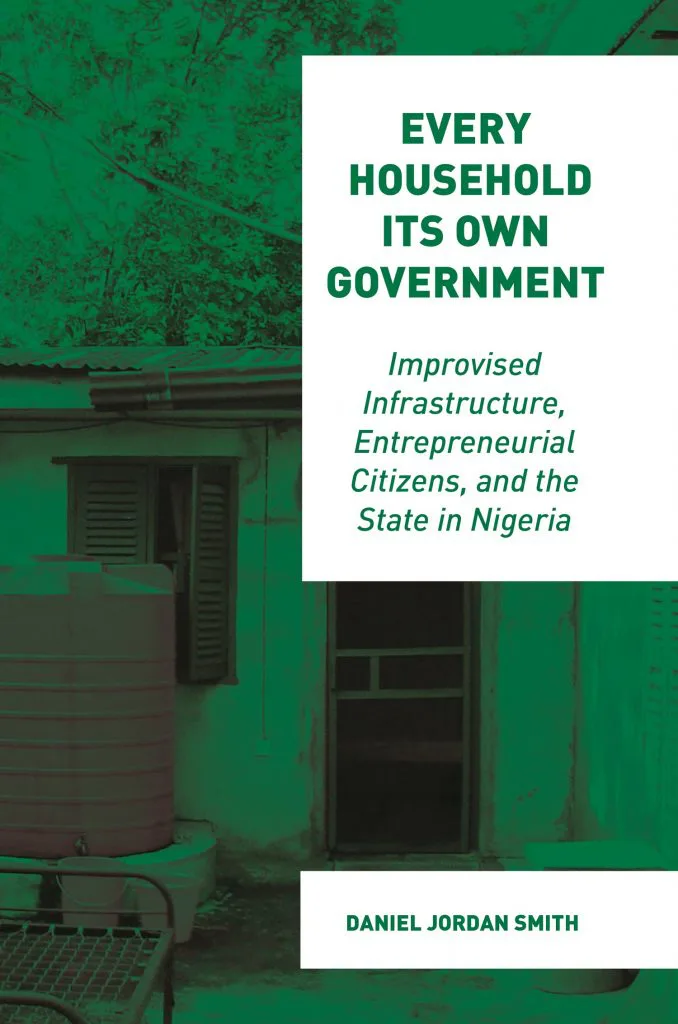 书封《Every Household Its Own Government: Improvised Infrastructure, Entrepreneurial Citizens, and the State in Nigeria》（每家每户是自己的政府），作者丹尼尔·乔丹·史密斯，绿色调照片，一栋住宅外墙边放着储水罐。