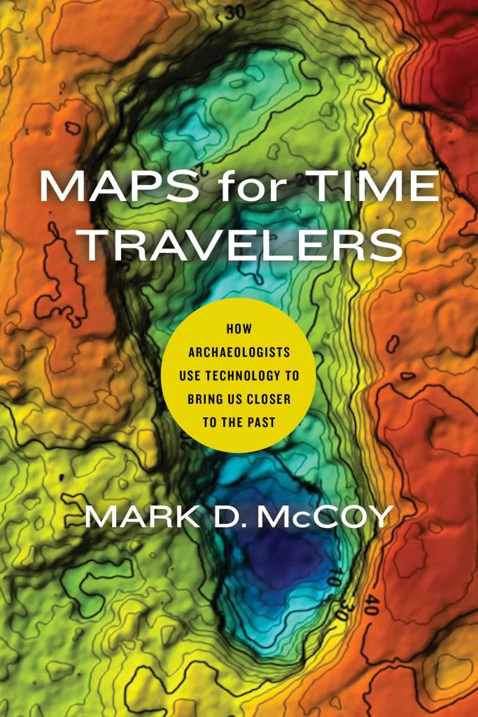 书封《Maps for Time Travelers: How Archaeologists Use Technology to Bring Us Closer to the Past》（时间旅行者的地图），作者马克·麦考伊，封面是彩色等高线地形图，呈现地貌扫描般的效果。