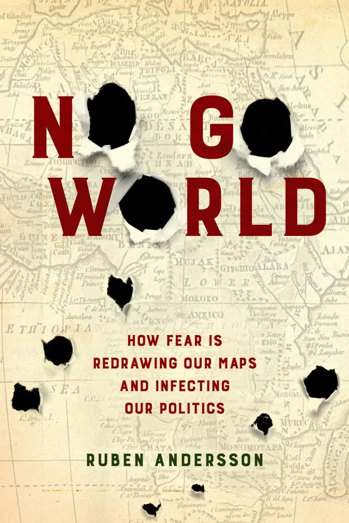 书封《No Go World: How Fear is Redrawing Our Maps and Infecting Our Politics》（无处遁逃的世界），作者鲁本·安德森，背景是一张旧地图，上面布满黑色弹孔状破洞。