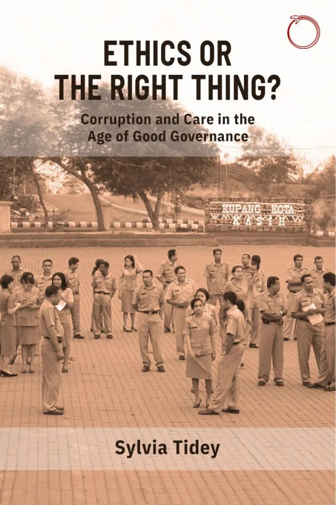 书封《Ethics or the Right Thing? Corruption and Care in the Age of Good Governance》（伦理还是正确之事？），作者西尔维亚·提迪，照片是身着制服的印尼公务员在广场上列队集合。