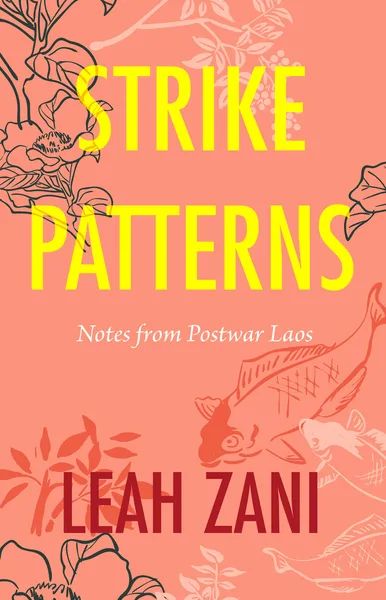 书封《Strike Patterns: Notes from Postwar Laos》（袭击图景），作者利亚·扎尼，粉色底上是花卉与锦鲤的黑色线描图案，书名以黄色大字呈现。