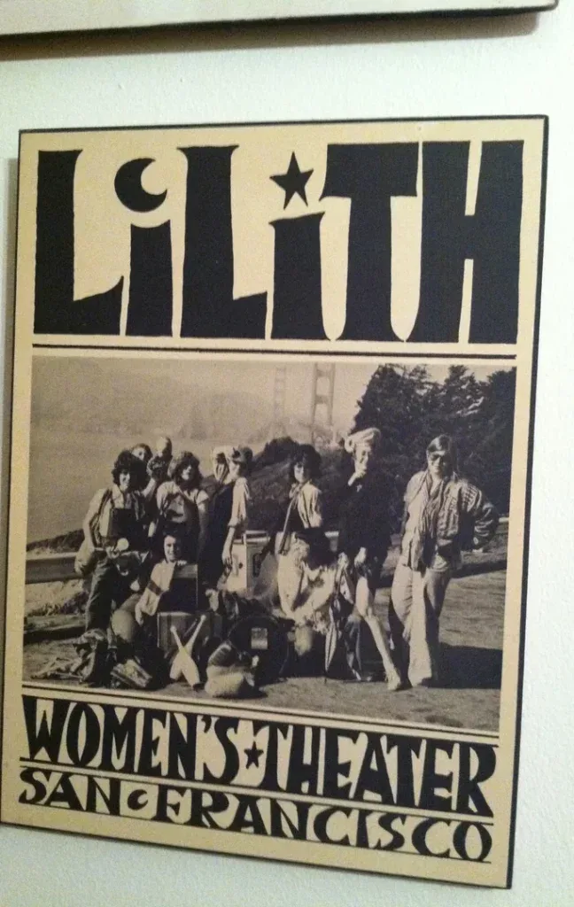 泛黄海报,粗体黑字写着LILITH、WOMEN'S THEATER、SAN FRANCISCO,中间嵌一张黑白照片:一群女性在金门大桥前合影,衣着风格各异。