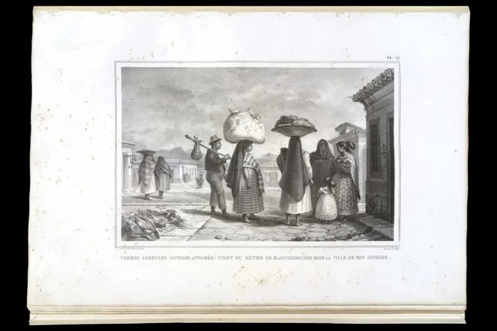 一幅黑白版画，数名妇女头顶包袱行走于街道，一名男子肩扛扁担，旁有儿童跟随，背景为里约街景房屋。