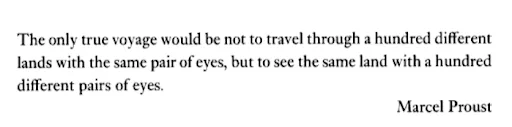 白底黑字的普鲁斯特英文名言卡片:“The only true voyage would be not to travel through a hundred different lands with the same pair of eyes, but to see the same land with a hundred different pairs of eyes.”署名Marcel Proust。