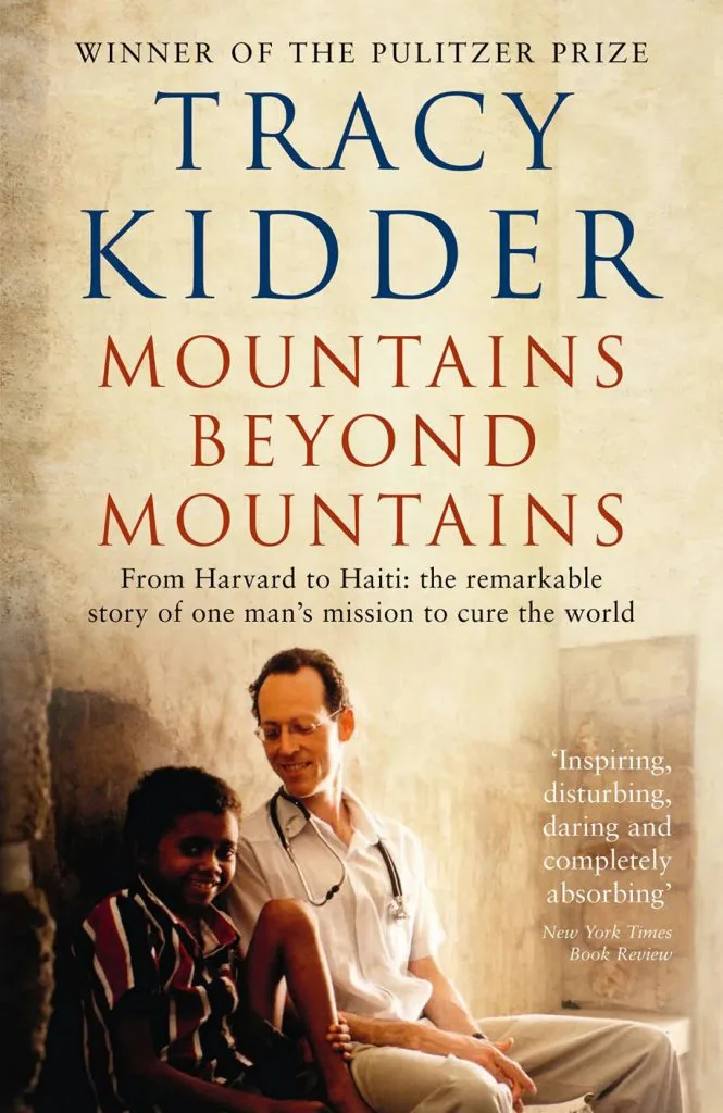 封面为Tracy Kidder所著《Mountains Beyond Mountains》，副标题From Harvard to Haiti，照片中一位挂着听诊器的医生搂着一名微笑的男孩坐在一起。