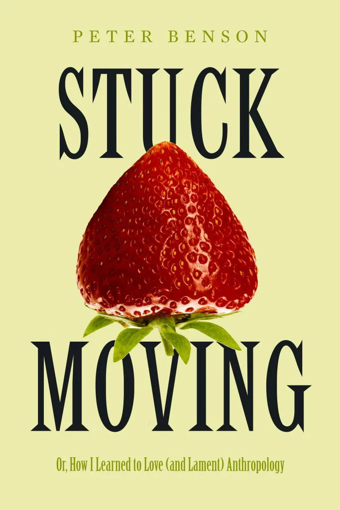 封面书名Stuck Moving：Or, How I Learned to Love (and Lament) Anthropology，作者Peter Benson；浅黄绿底色上是一颗草莓的特写照片，嵌在书名文字中间。