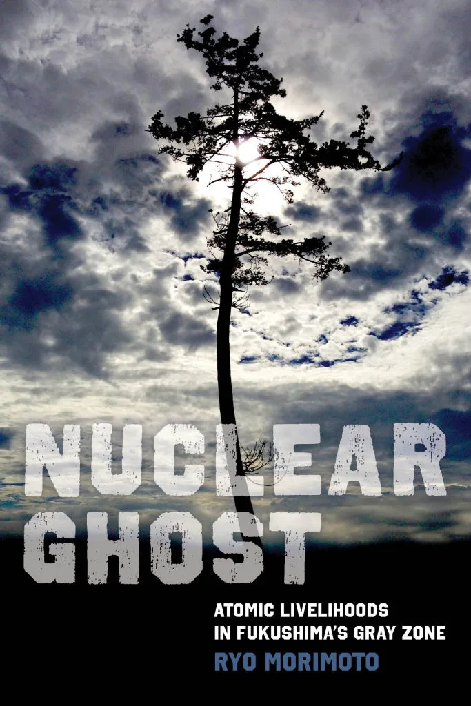 封面书名Nuclear Ghost：Atomic Livelihoods in Fukushima's Gray Zone，作者Ryo Morimoto；一株孤立的松树剪影立于多云天空前，逆光呈现。