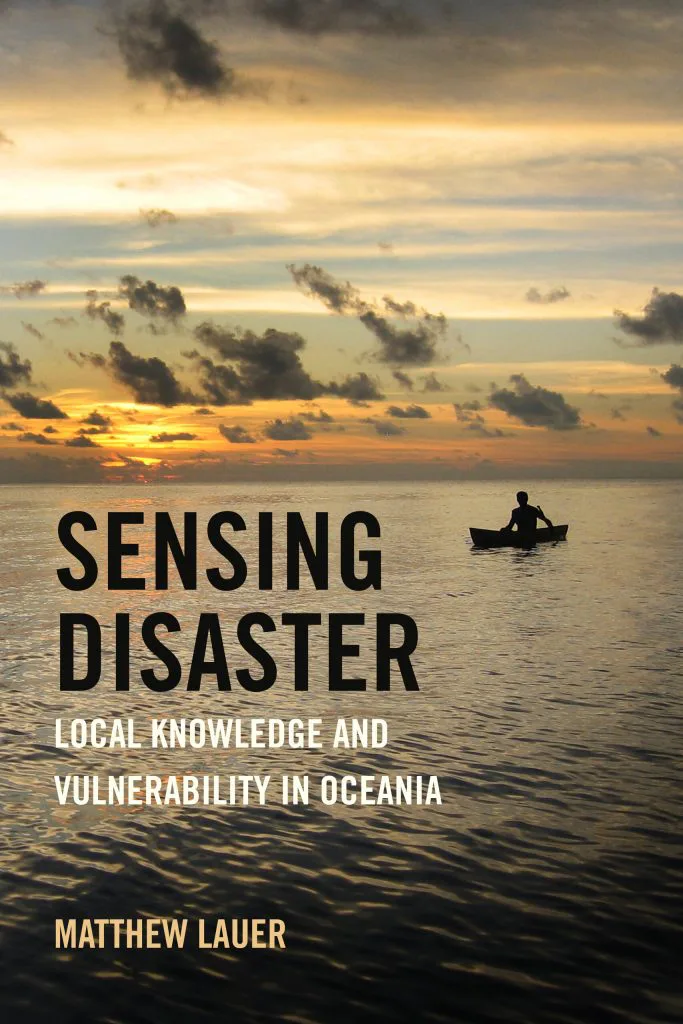 封面书名Sensing Disaster：Local Knowledge and Vulnerability in Oceania，作者Matthew Lauer；黄昏海面上一人乘小舟划桨的剪影，远处天空布满云霞。