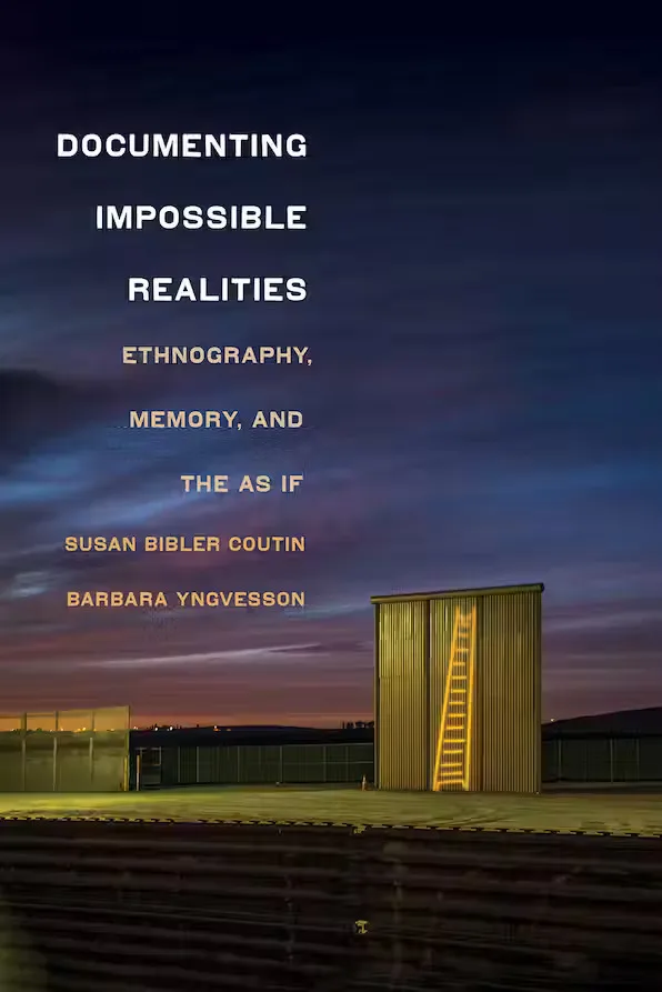 封面书名Documenting Impossible Realities：Ethnography, Memory, and the As If，作者Susan Bibler Coutin、Barbara Yngvesson；暮色天空下，一座金属建筑外侧靠着一架发光的梯子，周围是围栏与空地。