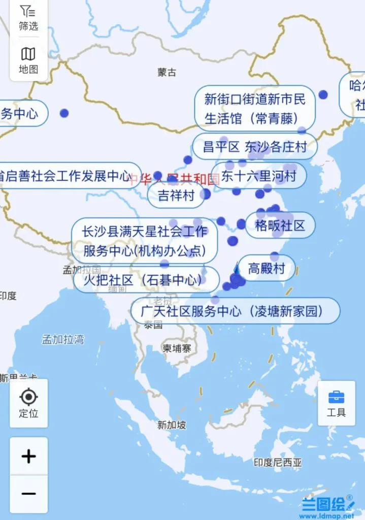儿童服务机构全国地图截图，地图上标注了多个社区服务中心的名称和位置，如新街口街道新市民生活馆、长沙县满天星社会工作服务中心、广天社区服务中心等。