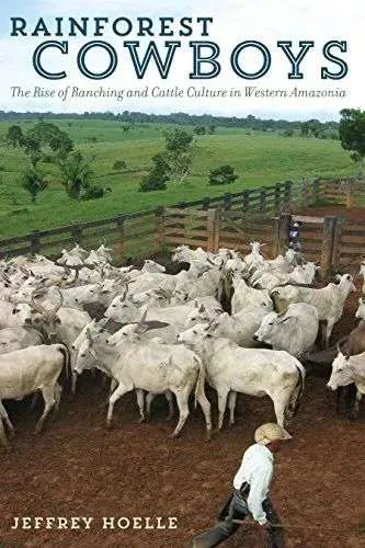 书影《Rainforest Cowboys》,作者Jeffrey Hoelle,封面是牛栏中一群白牛与一名牛仔。