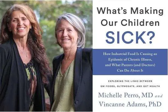 两位女性并肩站立微笑，背景为绿植；右侧是书封文字，主标题《What's Making Our Children Sick?》，副标题概述转基因食品、草甘膦与肠道健康的关联，署名米歇尔·佩罗医学博士与温康妮·亚当斯博士。